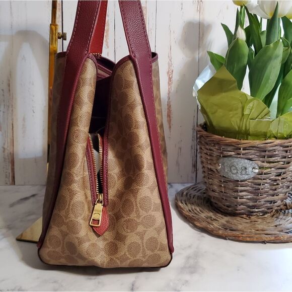 RETAIL Coach Hadley Hobo in Signature C with rare red apple trim - Picture 6 of 12